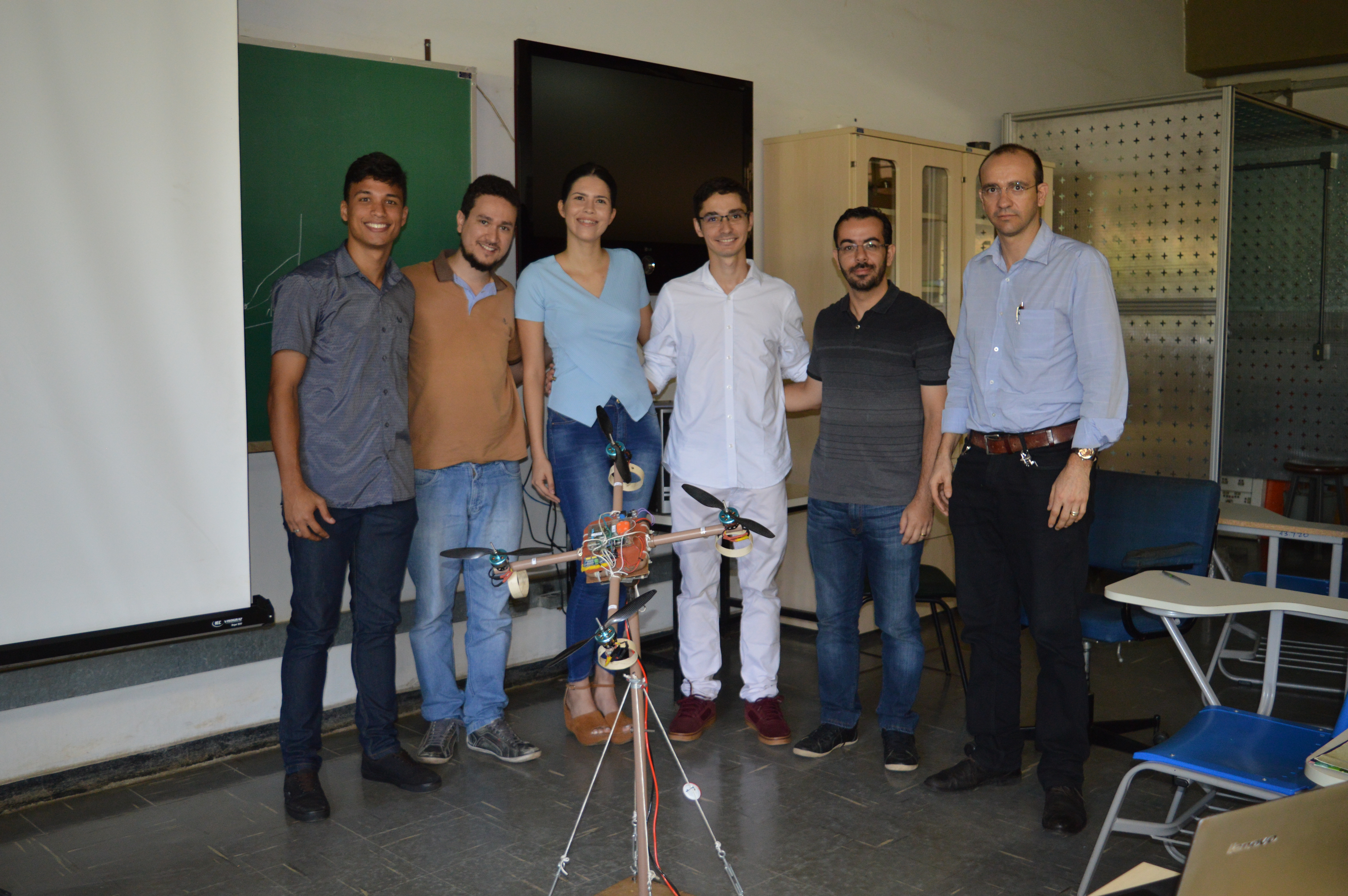 Estudante Hediman Alves, professor e orientador Otávio Xavier, Karina Guimarães, Estevão Veiga, e professores Ênio Prates e Fábio Marques ( da esquerda pra direita), durante apresentação do drone. 